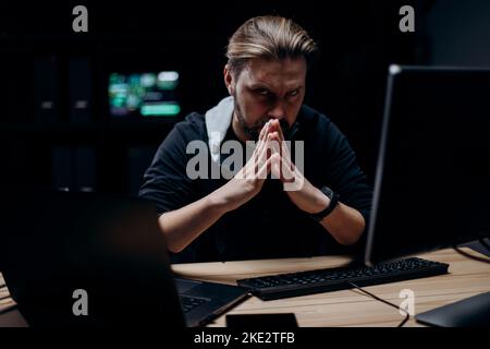 Computerspezialist hackt Server Stockfoto