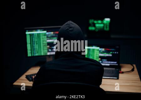 Mann hackt in Sicherheitssysteme Stockfoto