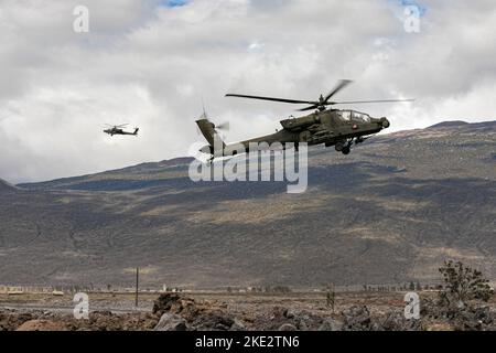 U.S. Army Boeing AH-64 Apache-Hubschrauber mit der 2. Squadron, 6. Cavalry Regiment, 25. Combat Aviation Brigade, 25. Infantry Division, fliegen während des Trainings im Pohakuloa Training Area, Hawaii, 3. November 2022 über einen Tankpunkt. Joint Pacific Multinic Readiness Center 23-01 ist eine realistische Trainingsrotation, die es uns ermöglicht, strategische Bewegungen zu üben und in einzigartigen Umgebungen und Bedingungen zu trainieren, wo sie im Falle einer Krise oder eines Konflikts am wahrscheinlichsten eingesetzt werden. (USA Armeefoto von Sgt. Rachel Christensen/28. Public Affairs Detachment) Stockfoto