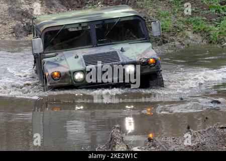 Ein Humvee, der von einem Reservesoldaten der US-Armee angetrieben wird, der der 2. Brigade, 86. Training Division, 84. Training Command, Arlington Heights, Ill., zugewiesen wurde, fordet während des Fahrertrainings für die Einheit im Joliet Training Area, Elwood, Ill, 5. November 2022 einen Bach. (USA Army Reserve Foto von Sgt. 1. Class Clinton Wood, 88. Readiness Division). Stockfoto