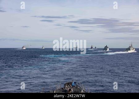 Von links: Die niederländische Fregatte HNLMS De Zeven Provincien (F 802), die spanische Armada Fregatte Álvaro de Bazán (F 101), der erstklassige Flugzeugträger USS Gerald R. Ford (CVN 78), der geführte Raketenkreuzer USS Normandy (CG 60) der Ticonderoga-Klasse, die deutsche Fregatte FGS Hessen (F 221), die dänische Fregatte HDMS Peter Willemoes (FFH 362) Die kanadische Fregatte HMCS Montreal (FFH 336) und der geführte Raketenzerstörer USS Thomas Hudner (DDG 116) der Arleigh Burke-Klasse dampfen während der Übung Silent Wolverine, 7. November 2022, in Formation. Übung Silent Wolverine ist eine in den USA geführte kombinierte Trainingsübung, bei der Ford-cla getestet wird Stockfoto