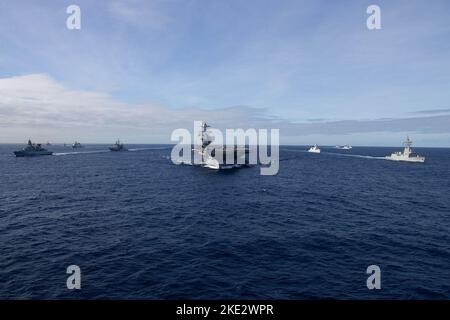 Der erstklassige Flugzeugträger USS Gerald R. Ford (CVN 78) dampft im Atlantischen Ozean in Formation mit der deutschen Fregatte FGS Hessen (F 221), dem Lenkraketen-Kreuzer USS Normandy (CG 60) der Ticonderoga-Klasse, der dänischen Fregatte HDMS Peter Willemoes (FFH 362), der kanadischen Fregatte HMCS Montreal (FFH 336), Arleigh Burke-Klasse, USS Thomas Hudner (DDG 116), die spanische Armada Fregatte Álvaro de Bazán (F 101), die niederländische Fregatte HNLMS De Zeven Provincien (F 802), die französische Fregatte FS Chevalier Paul (D 621), die niederländische Fregatte HNLMS Van Amstel (F 831) und die Arleigh Burke-Klasse, die Lenkrakete zerstören Stockfoto