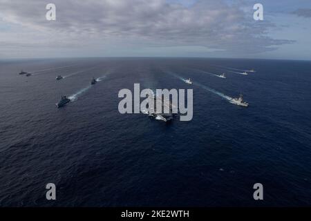 Der erstklassige Flugzeugträger USS Gerald R. Ford (CVN 78) dampft im Atlantischen Ozean in Formation mit der deutschen Fregatte FGS Hessen (F 221), dem Lenkraketen-Kreuzer USS Normandy (CG 60) der Ticonderoga-Klasse, der dänischen Fregatte HDMS Peter Willemoes (FFH 362), der kanadischen Fregatte HMCS Montreal (FFH 336), Arleigh Burke-Klasse, USS Thomas Hudner (DDG 116), die spanische Armada Fregatte Álvaro de Bazán (F 101), die niederländische Fregatte HNLMS De Zeven Provincien (F 802), die französische Fregatte FS Chevalier Paul (D 621), die niederländische Fregatte HNLMS Van Amstel (F 831) und die Arleigh Burke-Klasse, die Lenkrakete zerstören Stockfoto