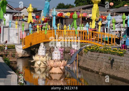 Klong Mae Kha schön dekoriert auf beiden Seiten für die Yi Peng oder Loy Krathong Tradition am 9. November 2022 in Chiangmai, Thailand. Stockfoto