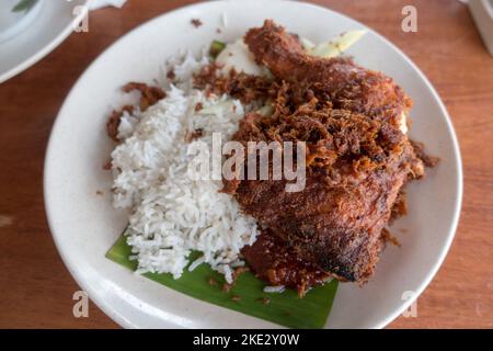 Nasi Lemak, das Hauptnahrungsmittel vieler Südostasiaten, ist nach dem duftenden Reis benannt, der in diesem Gericht mit Kokosmilch serviert wird. Stockfoto