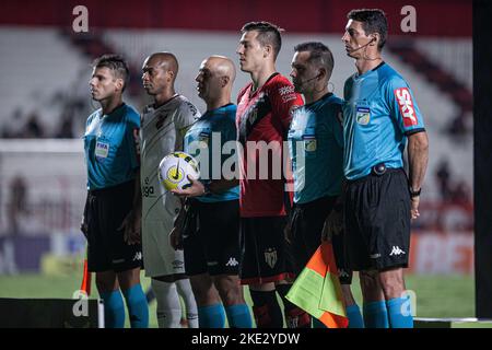 Goiania, Brasilien. 09.. November 2022. GO - Goiania - 11/09/2022 - BRASILIANISCHER A 2022 ATLETICO-GO X ATHLETICO PARANAENSE - Spieler aus Atletico-GO und Athletico-PR posieren für Fotos neben dem Schiedsrichter vor dem Spiel im Antonio Accioly Stadion für die brasilianische Meisterschaft A 2022. Foto : Isabela Azine/AGIF/Sipa USA Quelle: SIPA USA/Alamy Live News Stockfoto