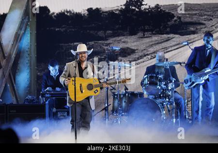 Nashville, Usa. 09.. November 2022. Cody Johnson tritt während der jährlichen CMA Awards 56. in der Bridgestone Arena in Nashville, Tennessee, am Mittwoch, den 9. November 2022 auf. Foto von John Angelillo/UPI Credit: UPI/Alamy Live News Stockfoto