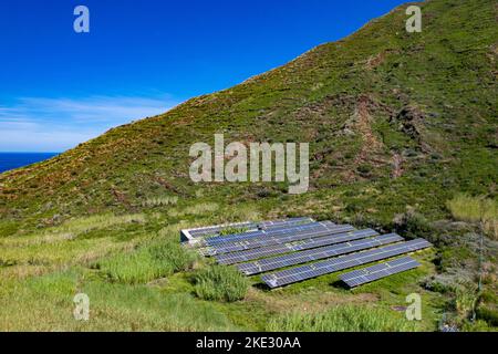 Photovoltaikpaneele auf den Äolischen Inseln von Ginostra Stromboli, sizilien, Italien. Stockfoto