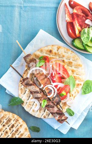 Schweinefleisch Souvlaki, Kebabs auf Spieße mit Salat und frisch hausgemachten Tsatziki Stockfoto