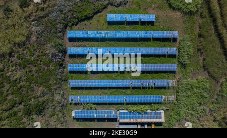 Zenitalansicht der Photovoltaik-Paneele der Eolieninseln Ginostra Stromboli, sizilien, Italien. Stockfoto