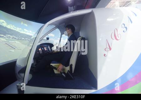 ZHUHAI, CHINA - 9. NOVEMBER 2022 - Besucher erleben das simulierte Cockpit eines Hubschraubers AC311 auf der Airshow China in Zhuhai, Provinz Guangdong, CH Stockfoto