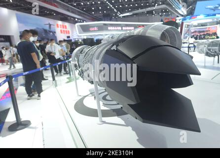 ZHUHAI, CHINA - 9. NOVEMBER 2022 - Besucher sehen sich die binäre Vektormaschine „Taihang“ auf der Airshow China in Zhuhai, Provinz Guangdong, China, November an Stockfoto