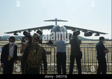 ZHUHAI, CHINA - 9. NOVEMBER 2022 - Besucher sehen das ölbeförderte Transportflugzeug 20 auf der Airshow China in Zhuhai, Provinz Guangdong, China, November Stockfoto