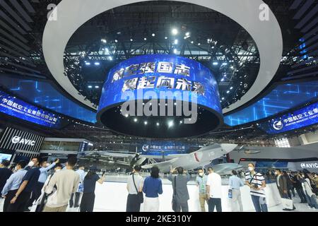 ZHUHAI, CHINA - 9. NOVEMBER 2022 - Besucher zeigen auf der Airshow China in Zhuhai, der südchinesischen Provinz Guangdong, N, hochmoderne chinesische Militärflugzeuge Stockfoto