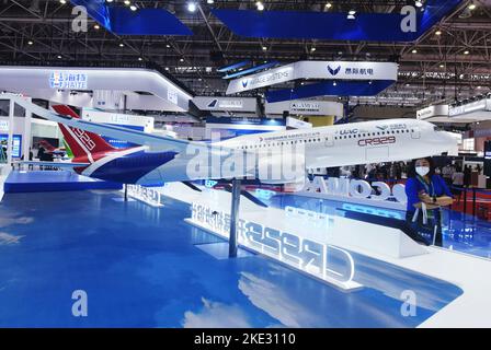 ZHUHAI, CHINA - 9. NOVEMBER 2022 - Besucher sehen sich die CR929 gemeinsam von China und Russland entwickelten Großraumflugzeuge auf der Airshow China in Zhuhai, Guan, an Stockfoto