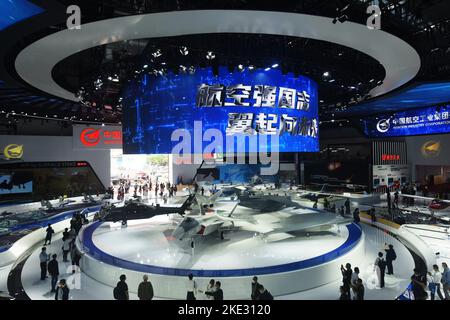 ZHUHAI, CHINA - 9. NOVEMBER 2022 - Besucher zeigen auf der Airshow China in Zhuhai, der südchinesischen Provinz Guangdong, N, hochmoderne chinesische Militärflugzeuge Stockfoto