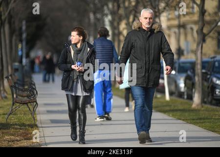 Menschen auf dem Platz des Königs Tomislav (Trg Kralja Tomislava) im Winter. Zagreb, Kroatien. Stockfoto