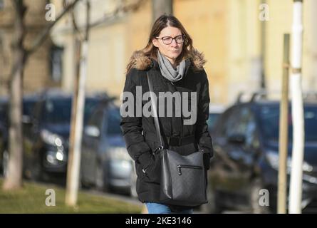 Frau, die im Winter auf dem Platz des Königs Tomislav (Trg Kralja Tomislava) spazierend ist. Zagreb, Kroatien. Stockfoto