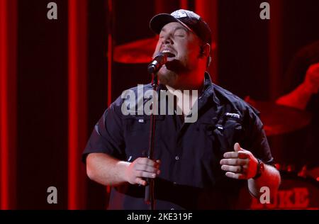 Nashville, Usa. 09.. November 2022. Luke Combs tritt am Mittwoch, den 9. November 2022, während der jährlichen CMA Awards 56. in der Bridgestone Arena in Nashville, Tennessee, auf. Foto von John Angelillo/UPI Credit: UPI/Alamy Live News Stockfoto