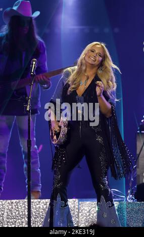 Nashville, Usa. 09.. November 2022. Miranda Lambert tritt am Mittwoch, den 9. November 2022, während der jährlichen CMA Awards 56. in der Bridgestone Arena in Nashville, Tennessee, auf. Foto von John Angelillo/UPI Credit: UPI/Alamy Live News Stockfoto