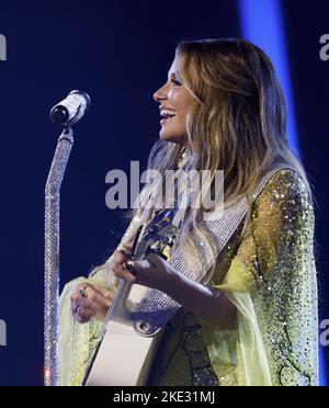 Nashville, Usa. 09.. November 2022. Carly Pearce tritt während der jährlichen CMA Awards 56. in der Bridgestone Arena in Nashville, Tennessee, am Mittwoch, den 9. November 2022 auf. Foto von John Angelillo/UPI Credit: UPI/Alamy Live News Stockfoto