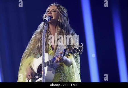 Nashville, Usa. 09.. November 2022. Carly Pearce tritt während der jährlichen CMA Awards 56. in der Bridgestone Arena in Nashville, Tennessee, am Mittwoch, den 9. November 2022 auf. Foto von John Angelillo/UPI Credit: UPI/Alamy Live News Stockfoto