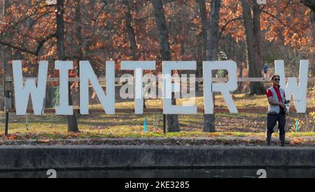 Ladue, Usa. 09.. November 2022. Ein Fischer nutzt am Mittwoch, den 9. November 2022, das 82-Grad-Wetter am Tillis Park Lake in Ladue, Missouri. Die 82 Grad am Tag legen einen Rekord für hohe Temperaturen für dieses Datum fest. Foto von Bill Greenblatt/UPI Credit: UPI/Alamy Live News Stockfoto