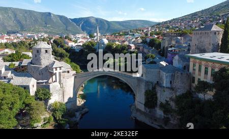 Sommeransicht der schönen Mostar Old Bridge [Stari Most] - Bosnien und Herzegowina [Drohne] Stockfoto