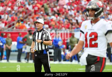 6. November 2022; Tampa, FL USA; Schiedsrichter Shawn Hochuli (83) telefoniert, während Tampa Bay Buccaneers Quarterback Tom Brady (12) während eines NFL-Spiels im Raymond James Stadium weggeht. Die Buccaneers schlugen die Rams mit 16:13. (Steve Jacobson/Image of Sport) Stockfoto