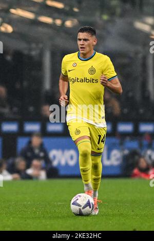 Mailand, Italien. 09.. November 2022. Kristjan Asllani von Inter FC während des italienischen Serie-A-Tootballs zwischen Inter FC Internazionale und dem FC Bologna am 16. Oktober 2022 im Stadion Giuseppe Meazza San Siro Siro in Mailand, Italien. Foto Tiziano Ballabio Kredit: Unabhängige Fotoagentur/Alamy Live Nachrichten Stockfoto