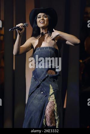 Nashville, Usa. 09.. November 2022. Katy Perry tritt während der jährlichen CMA Awards 56. in der Bridgestone Arena in Nashville, Tennessee, am Mittwoch, den 9. November 2022, auf. Foto von John Angelillo/UPI Credit: UPI/Alamy Live News Stockfoto