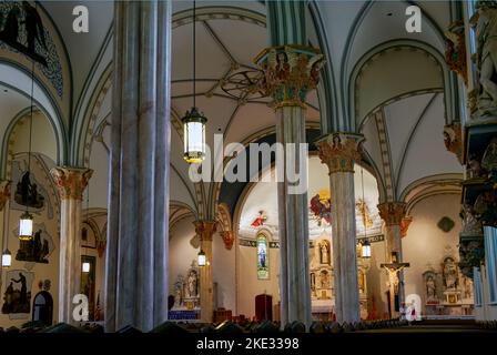 Innenansicht der Holy Angel's Catholic Church in Buffalo New York im Jahr 2013. Diese Kirche wurde 2020 stillgelegt und verkauft. Stockfoto