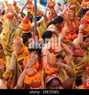 Neu Delhi, Indien April 03 2022 - Frauen mit Kalash am Kopf während des Jagannath-Tempels Mangal Kalash Yatra tragen indische Hindu-Anhänger irdische Töpfe Conta Stockfoto