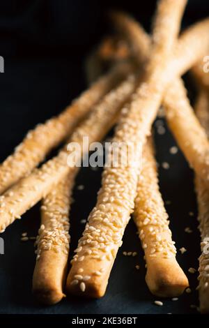 Grissini mit Sesamsamen, auch bekannt als Brotstangen, grissino oder Dipping Sticks, sind in der Regel Bleistift-große Sticks mit knackigem, trocken gebackenem Brot Stockfoto