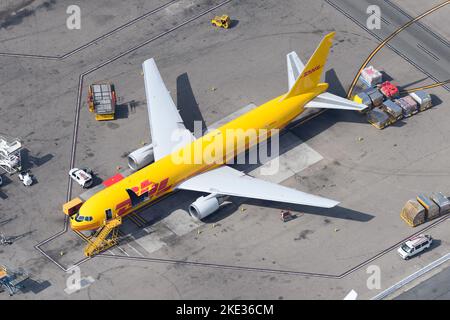 DHL Cargo Flugzeug Boeing 767 geparkt. Transport von Frachtern mit DHL Kalitta Air Aircraft 767F, auch als Boeing 767-300BDSF-Flugzeug referiert. Stockfoto