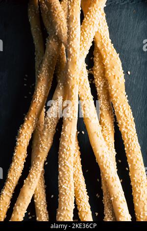 Grissini mit Sesamsamen, auch bekannt als Brotstangen, grissino oder Dipping Sticks, sind in der Regel Bleistift-große Sticks mit knackigem, trocken gebackenem Brot Stockfoto