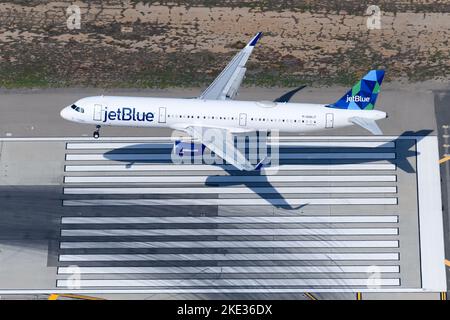 JetBlue Airbus A321-Flugzeuge landen auf der Start- und Landebahn des Flughafens. Flugzeug A321 der Jet Blue Airline registriert als N981JT von oben. Stockfoto