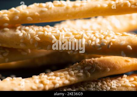 Grissini mit Sesamsamen, auch bekannt als Brotstangen, grissino oder Dipping Sticks, sind in der Regel Bleistift-große Sticks mit knackigem, trocken gebackenem Brot Stockfoto