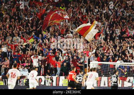 Sevilla, Spanien. 9.. November 2022. Sevilla Fans Fußball: Sevilla Fans jubeln während des spanischen Spiels 'La Liga Santander' zwischen dem FC Sevilla 1-2 Real Sociedad im Estadio Ramon Sanchez-Pizjuan in Sevilla, Spanien, um das Team. Quelle: Mutsu Kawamori/AFLO/Alamy Live News Stockfoto