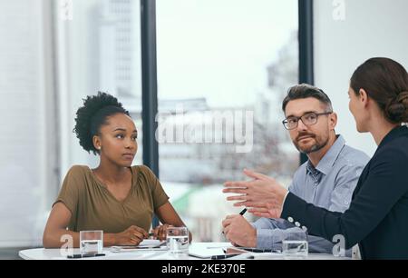 Kleine Chancen zu schaffen, wird groß: Eine Gruppe von Kollegen, die ein Meeting in einem Büro abhalten. Stockfoto