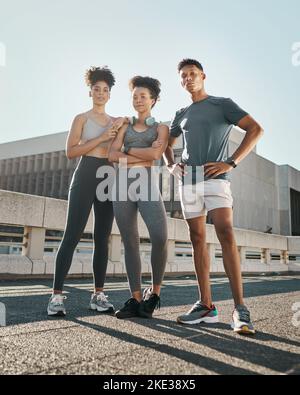 Fitness, Portrait und glückliches Fitness-Team auf Läufern, Teamwork und Motivation für Training, Bewegung und Gruppentraining als Freunde. Lächeln und gesund Stockfoto