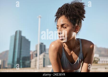 Fitness, Läufer und müde schwarze Frau in einer Stadt schwitzen durch Lauftraining, Cardio-Training oder Training. Atmung, Müdigkeit und Sportler Stockfoto