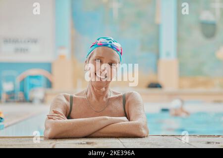 Swimmingpool, Spaß und Porträt einer älteren Frau, die Wassergymnastik für Bewegung oder Training macht. Glücklich, lächeln und ältere Dame im Ruhestand tun Stockfoto