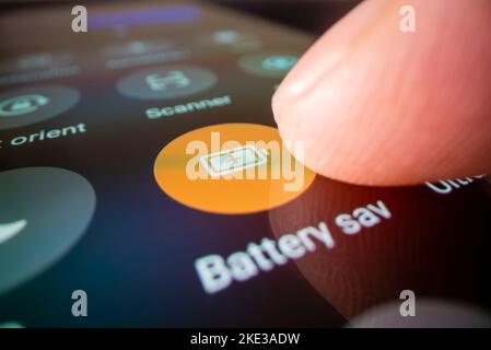 Melbourne, Australien - 3. Oktober 2022: Nahaufnahme des Energiesparmodus auf einem Smartphone, aufgenommen mit Makro-Sondenobjektiv Stockfoto
