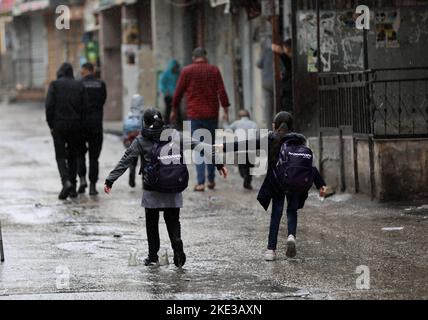 Nablus. 9.. November 2022. Fußgänger gehen am 9. November 2022 im Flüchtlingslager Balata in der Nähe der Stadt Nablus im Westjordanland im Regen. Quelle: Ayman Nobani/Xinhua/Alamy Live News Stockfoto