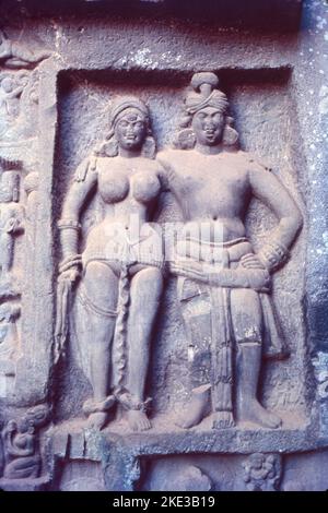 Die Karla Caves, Karli Caves, Karle Caves oder Karla Cells sind ein Komplex aus alten buddhistischen indischen Felshöhlen in Karli in der Nähe von Lonavala, Maharashtra. Die Höhlen waren historisch mit der Mahāsāṃghika-Sekte des Buddhismus verbunden, die in dieser Region Indiens große Popularität und reiche Patronage hatte. Die Höhlen beherbergen ein buddhistisches Kloster aus dem 2.. Jahrhundert v. Chr. Das Kloster war einst die Heimat von zwei 15 Meter hohen Säulen außerhalb des Chaitya. Stockfoto