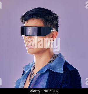 Cyberpunk, Mode und futuristischer asiatischer Mann, Schmuck und Kleidung mit coolen Gläsern im lila Mockup-Studio-Hintergrund. Ästhetisch, abstrakt und Stockfoto