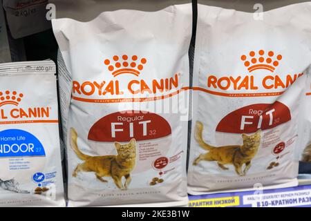 Tjumen, Russland-17. August 2022: Royal Canin ist gesund und Premium-Kibbles für Haustiere. Selektiver Fokus Stockfoto