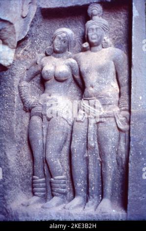 Die Karla Caves, Karli Caves, Karle Caves oder Karla Cells sind ein Komplex aus alten buddhistischen indischen Felshöhlen in Karli in der Nähe von Lonavala, Maharashtra. Die Höhlen waren historisch mit der Mahāsāṃghika-Sekte des Buddhismus verbunden, die in dieser Region Indiens große Popularität und reiche Patronage hatte. Die Höhlen beherbergen ein buddhistisches Kloster aus dem 2.. Jahrhundert v. Chr. Das Kloster war einst die Heimat von zwei 15 Meter hohen Säulen außerhalb des Chaitya. Stockfoto