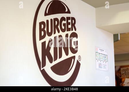 Tjumen, Russland, 01. Oktober 2022: Burger King Fast-Food-Restaurant-Logo. Fastfood-Restaurant Stockfoto